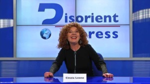 Cinzia Leone è la presentatrice di Disorient Express, "il primo Tg disorientativo contemporaneo, nel senso che vi dice la notizia e contemporaneamente vi dice che non è vera"