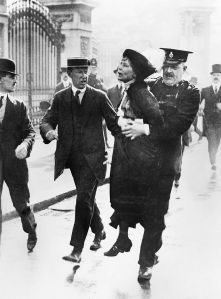 Emmeline Pankhurst arrestata davanti a Buckingham Palace mente tenta di portare una petizione al re Giorgio V, maggio 1914 da wikipedia.it