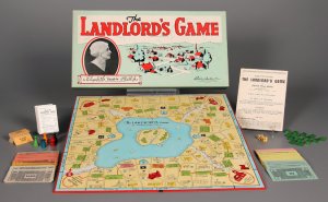 Il gioco Landlord's Game prima di diventare Monopoly (con la foto della sua inventrice, Elizabeth Magie Phillips)