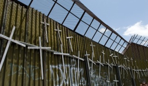 Croci dal lato messicano del muro fra San Diego e Tijuana, commemorazione dei morti nel tentativo di emigrare