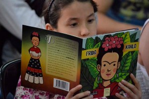 Bambina legge Frida Khalo della Colleccion Antiprincesas