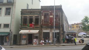 Porto: inizia la festa di São João, bar e case aprono porte e finestre a musica, cibo e vino
