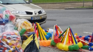 Porto: i martelli di plastica si vendono ovunque