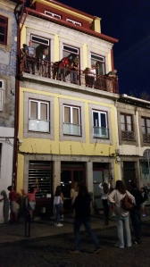 Porto: persone dal balcone cercano di colpire con i (lunghissimi!) fiori d'aglio gli "sventurati" di passaggio