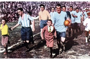 Uruguay e Argentina scendono in campo per la finale dei mondiali 1930